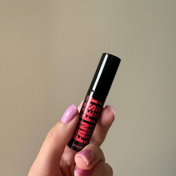 $5 add on / BENEFIT fan fest fanning& volumizing mascara, 3g travel size - Picture 2 of 3